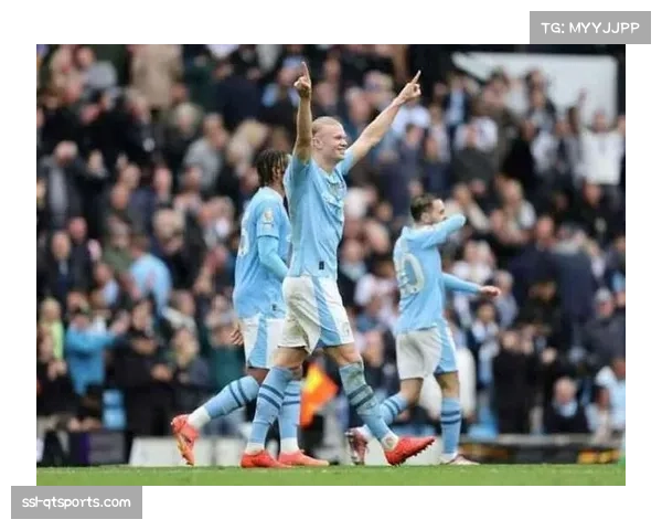 土耳其小球迷闯入赛场拥抱偶像哈兰德，后者微笑配合后被安保带离